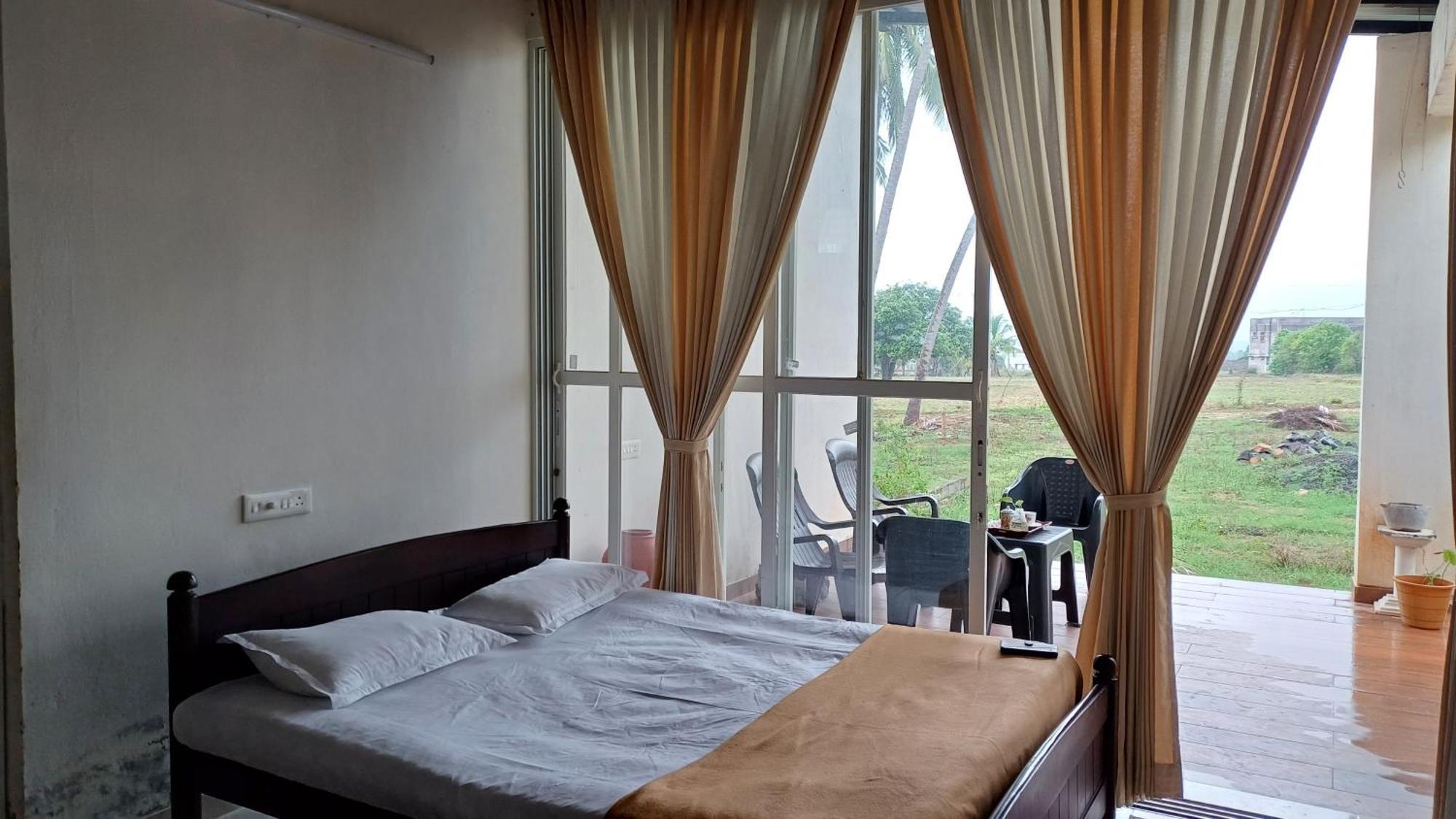 Shi'S Unique & Private 180 Degree Glass House In Pollāchi Extérieur photo