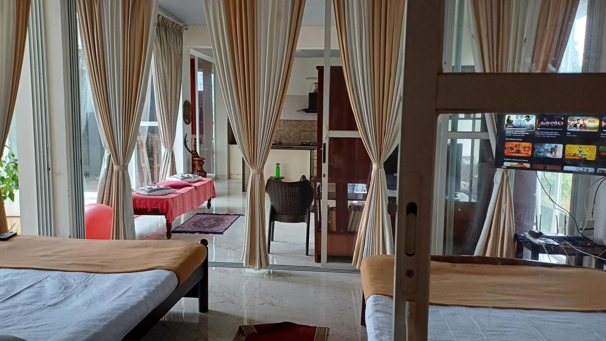 Shi'S Unique & Private 180 Degree Glass House In Pollāchi Extérieur photo