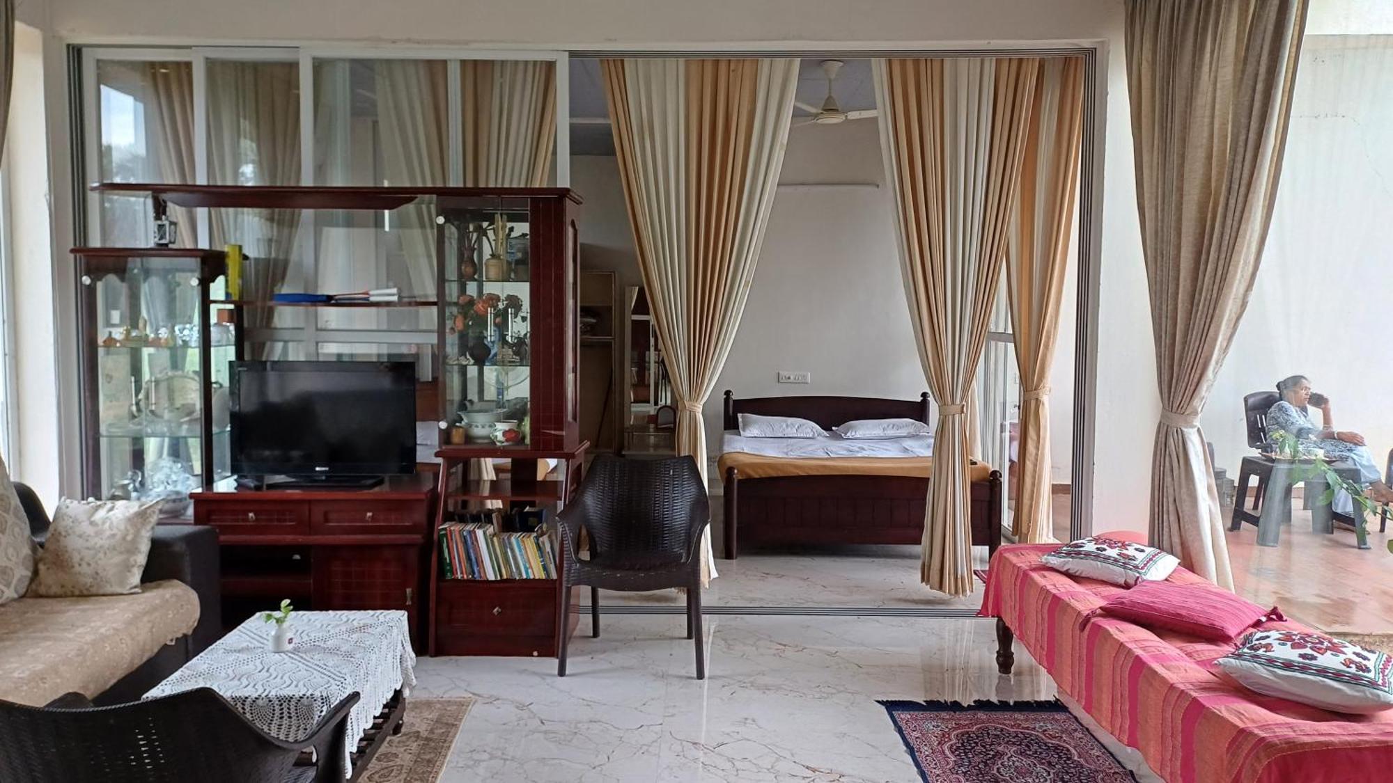 Shi'S Unique & Private 180 Degree Glass House In Pollāchi Extérieur photo